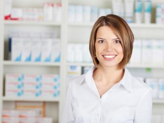 Apothekerin vor Medikamentenregal